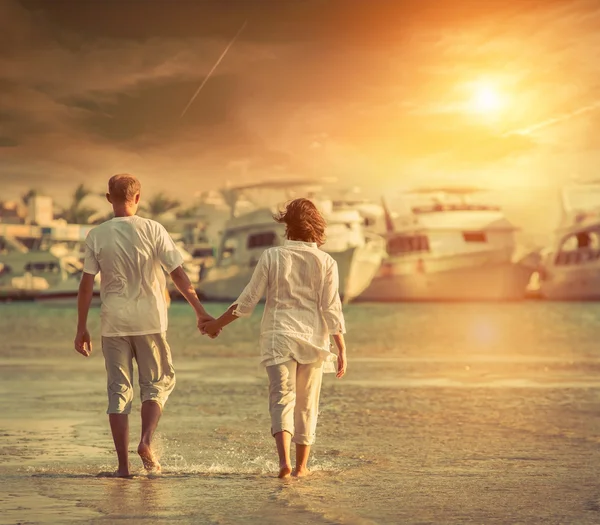 Pareja en la playa —  Fotos de Stock