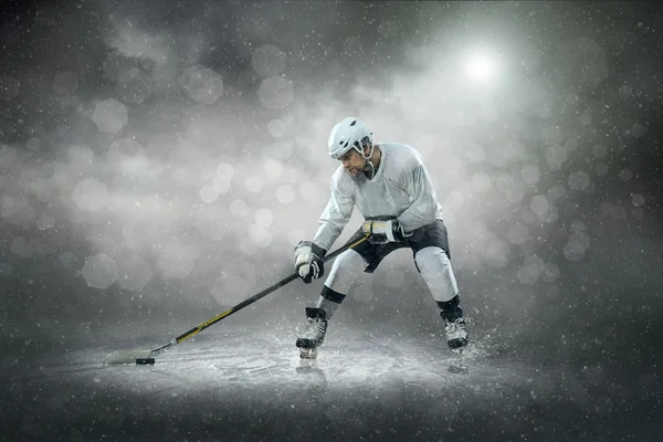 Jugador de hockey sobre hielo en el hielo —  Fotos de Stock