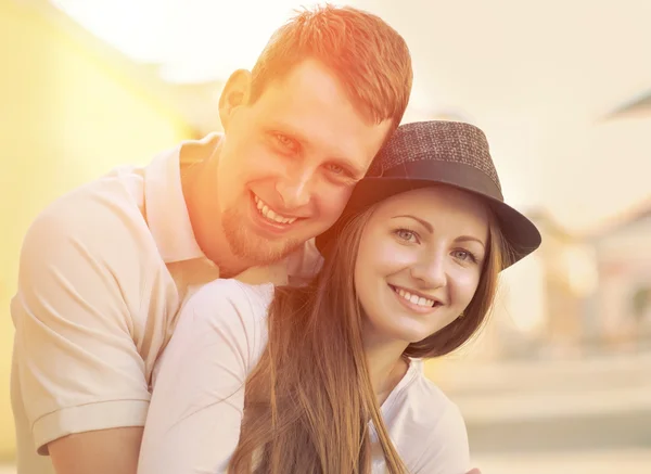 Sonriendo feliz pareja en la calle . —  Fotos de Stock