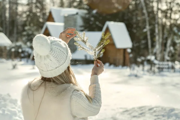 Fêmea perto da villa de inverno — Fotografia de Stock