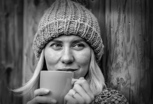 Blondine trinkt Kaffee Stockfoto