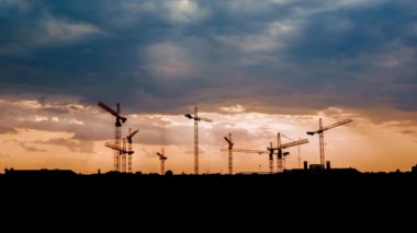 Fırtınalı bulutlarla gün batımında vinçlerle bir takım yıldızının hızlandırılmış görüntüsü.