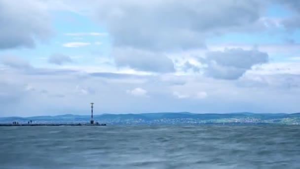 Vista time-lapse sul lago Balaton a Siofok in una giornata tempestosa. — Video Stock