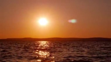 Balatonszarszo 'dan gün batımında Balaton Gölü' nün hızlandırılmış görüntüsü.
