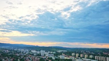 MISKOLC, HUNGARY - 16 Ağustos 2018: Günbatımında Macaristan 'ın Miskolc kentinde hızlandırılmış görüş.
