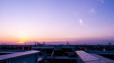 Bir yaz günü gün batımında Szeged üzerindeki hızlandırılmış hava manzarası.