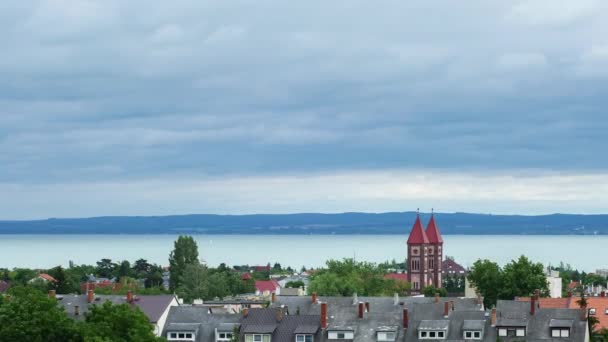 Time-lapse uitzicht op Balaton Lake en Balatonfured op een stormachtige dag. — Stockvideo