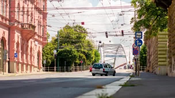 SZEGED, HUNGRIA - JULHO 14, 2019: Vista de lapso de tempo na ponte Belvarosi com o tráfego em Szeged, Hungria, em um dia ensolarado. — Vídeo de Stock