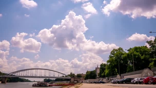 SZEGED, HUNGRÍA - 14 DE JULIO DE 2019: Vista temporal sobre el tráfico y el río Tisza y el puente Belvarosi en Szeged, Hungría en un día soleado. — Vídeos de Stock
