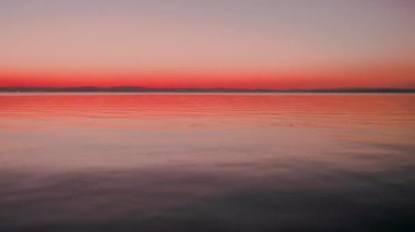SIOFOK, HUNGARY - 31 Temmuz 2019: Macaristan 'ın Siofok kentindeki Balaton Gölü üzerinde gün batımında hızlandırılmış görüş.