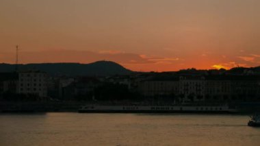 BUDAPEST, HUNGARY - 20 AĞUSTOS 2019: Budapeşte, Macaristan 'da gün batımında Tuna Nehri üzerindeki hızlandırılmış manzara, havai fişeklerden önce Macaristan resmi bayramında.