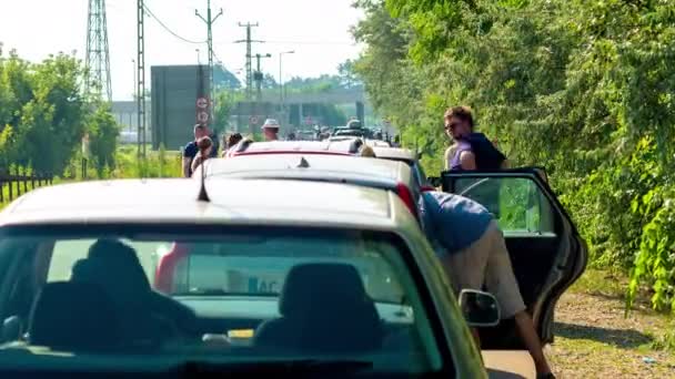 ASOTTHALOM, HUNGRÍA - 21 de julio de 2019: Timelapse view on the traffic jam and people waiting at the Serbian Hungarian border in Asotthalom, Hungary on a sunny day — Vídeos de Stock