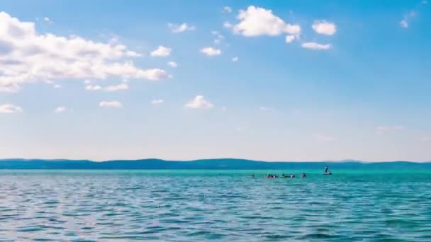 SIOFOK, HUNGRÍA - 31 DE JULIO DE 2019: Vista de lapso de tiempo de la gente nadando y jugando en el lago Balaton en Siofok, Hungría en un día soleado de verano. — Vídeos de Stock