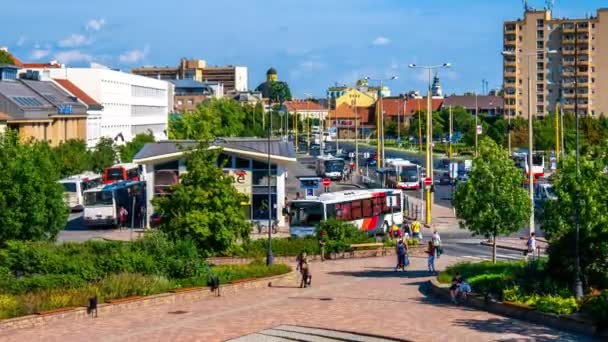 SEZKESFEHERVAR, HUNGARY - 2019年8月5日:晴れた日にはハンガリーの人々や忙しい通りやバスの駅でタイムラプスビュー. — ストック動画