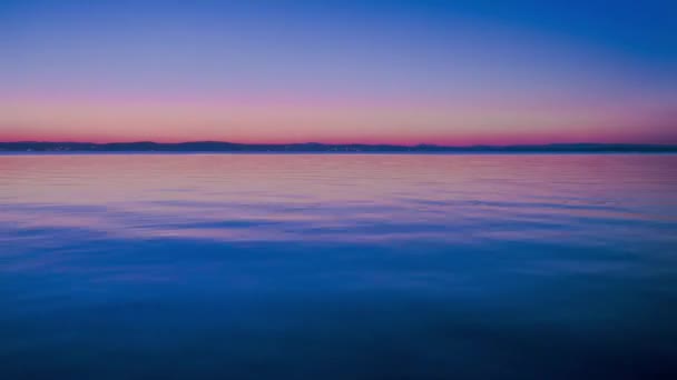 SIOFOK, HUNGARY - 31 липня 2019: час-пропуск на заході сонця через озеро Балатон в Сіофоку, Угорщина в літній день.. — стокове відео
