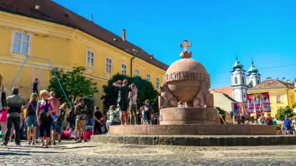 SEZKESFEHERVAR, HUNGARY - 2019年8月19日:イベント中にヴァロサズ広場にハンガリーのSekesfehervarにあるOrszagalmaと呼ばれる像のタイムラプスビュー中世の王の日 — ストック動画