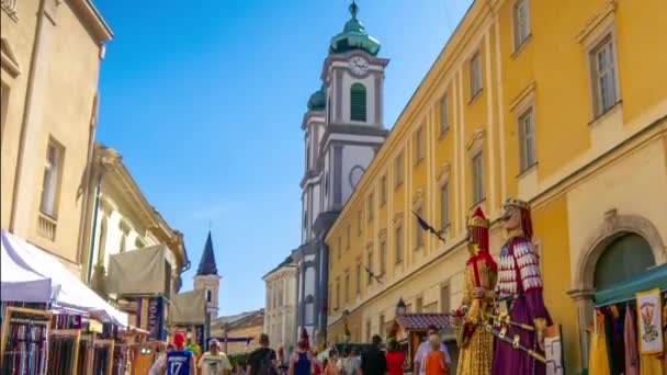 SEZKESFEHERVAR, HUNGARY - 2019年8月19日:イベント中のヴァロサズ広場のハンガリーのSzekesfehervarのメインストリートのタイムラプスビュー中世の王の日. — ストック動画