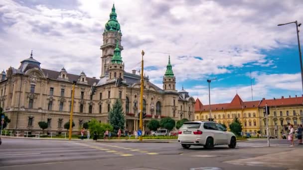 GYOR, HUNGARY - 06 августа 2019 года: Взгляд на людей и машины перед офисом мэра в Дьёре, Венгрия в солнечный и облачный день. — стоковое видео