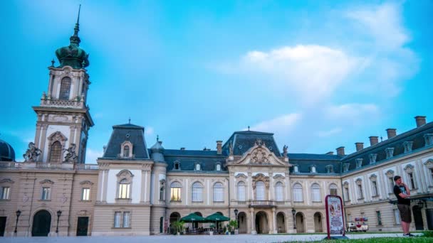 KESZTHELY, HUNGRÍA - 07 de agosto de 2019: Time-lapse view on the Festetitcs Palace and the people in Keszthely on a cloudy summer evening. — Vídeos de Stock
