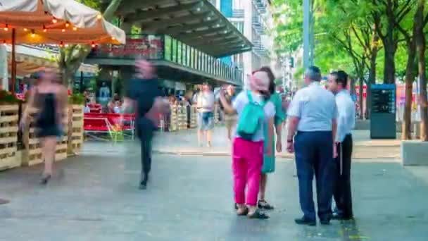 BUDAPEST, UNGHERIA - 31 AGOSTO 2019: Timelapse vista sulle persone che camminano sulla piazza Deak Ferenc in una giornata estiva nuvolosa. — Video Stock