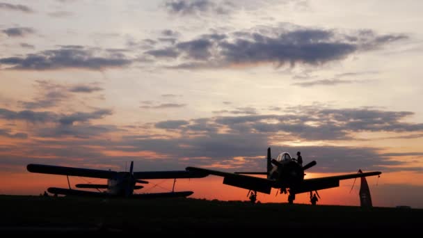 SZEGED, HUNGRIA - 14 DE SETEMBRO DE 2019: Vista de lapso de tempo nos aviões do Aeroporto de Szeged com o pôr-do-sol ao fundo durante o evento Szeged International Airshow. — Vídeo de Stock