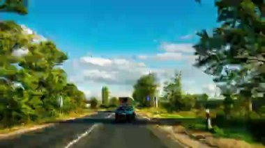 BUDAPEST, HUNGARY - 26 Eylül 2019: Güneşli bir sonbahar öğleden sonrasında Macaristan 'ın Budapeşte kentindeki bir araçtan hızlandırılmış görüntü.