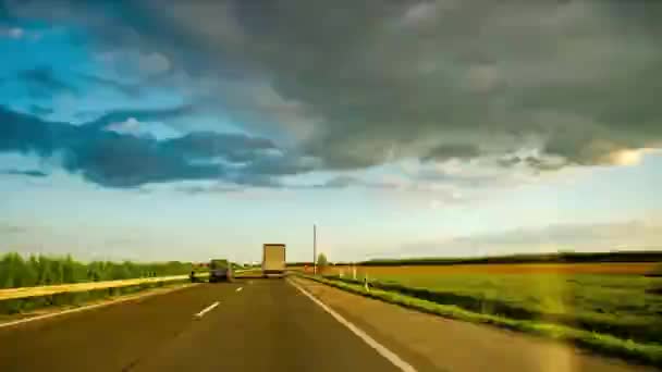 KECSKEMET, WĘGRY - WRZESIEŃ 26, 2019: Widok upływu czasu z samochodu na drodze M5 z Kecskemet do Szegedu na Węgrzech w słoneczne jesienne popołudnie. — Wideo stockowe