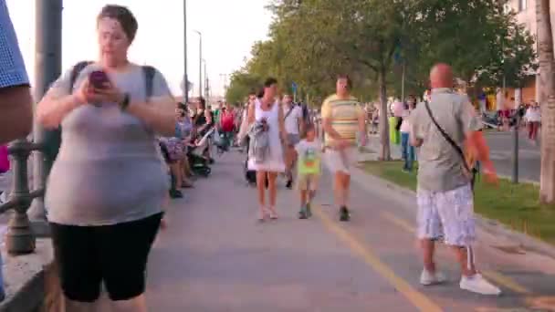 BUDAPEST, WĘGRY - 20 sierpnia 2019: Widok upływu czasu na ludzi spacerujących ulicami Budapesztu, Węgier, w oficjalne święto Węgier przed fajerwerkami. — Wideo stockowe