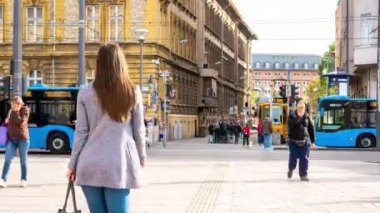 BUDAPEST, HUNGARY - 12 Ekim 2019: Budapeşte, Macaristan 'da kalabalık saatlerde kalabalık Baross meydanı ve Kerepesi yolu üzerindeki hızlandırılmış görüş.