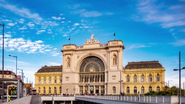 BUDAPEST, HUNGARY - OCTOBER 12, 2019: Time-lapse view on the crowd in front of the Keleti Railway Station with the people hurry at rush hour in Budapest, Hungary on a sunny day. — Stock Video