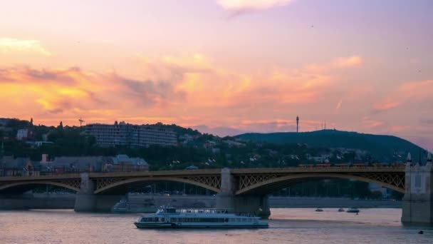 BUDAPEST, HUNGARY - AUGUS2018 2019 년 8 월 20 일: 헝가리 부다페스트의 일몰 때, 헝가리의 공식 국경일, 다뉴브강에서의 저속 촬영. — 비디오