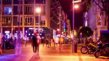 BUDAPEST, HUNGARY - 22 AĞUSTOS 2020: Elisabeth Meydanı 'ndaki Budapeşte halkı ve gece hayatı hakkında zamansız görüş.