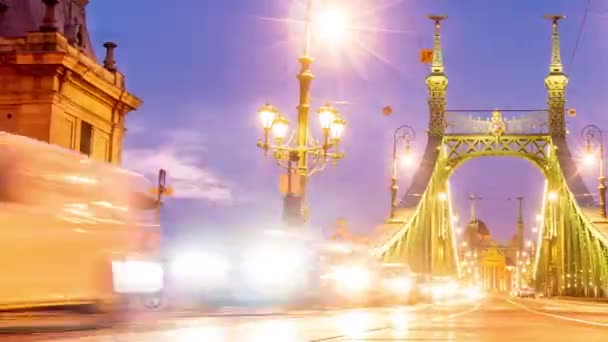 2019年12月14日：匈牙利布达佩斯Fovam广场和自由桥夜间交通的时差视图. — 图库视频影像