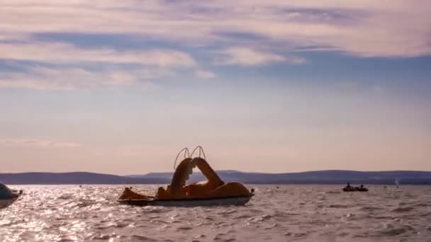 BALATONSZARSZO, UNGHERIA - 04 LUGLIO 2020: Veduta time-lapse sulle persone che si godono il Lago Balaton a Balatonszarszo, Ungheria. — Video Stock