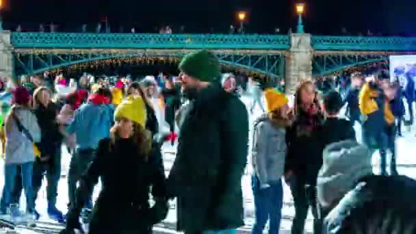 BUDAPEST, HUNGARY - 30 Kasım 2019: Budapeşte, Macaristan 'daki City Park Buz Pisti' nde buz pateni yapan insanlar hakkında hızlandırılmış görüş. — Stok video