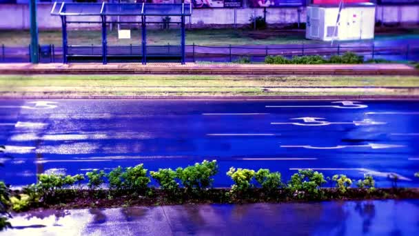 SZEGED, HUNGRIA - MAIO 26, 2020: Vista do lapso de tempo sobre as pessoas que esperam o bonde e os carros em uma noite chuvosa em Szeged, Hungria. — Vídeo de Stock