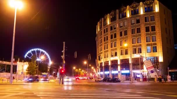 BUDAPEST, HUNGARY - AUGUST 22, 2020: Time-lapse view on the busy traffic and the people in Budapest at a summer night. — Stock Video