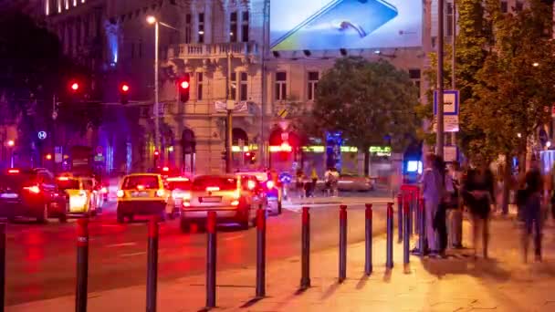 BUDAPEST, HONGARIJE - AUGUST 22, 2020: Time-lapse uitzicht op het drukke verkeer en de mensen in Boedapest op een zomeravond. — Stockvideo