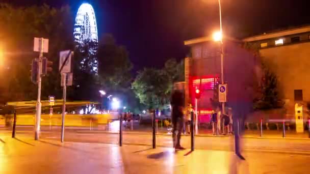 BUDAPEST, HONGARIJE - AUGUST 22, 2020: Time-lapse uitzicht op het nachtleven en de mensen van Boedapest op het Elisabeth plein op een zomernacht. — Stockvideo