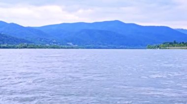 Macaristan 'daki Tuna Gölü' nde bir tekneyle seyahat ederken Višegrad tepelerini görmek.