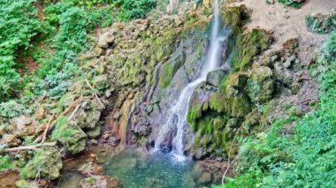 Lillafured, Macaristan 'da bir yaz günü su duvarı manzarası.