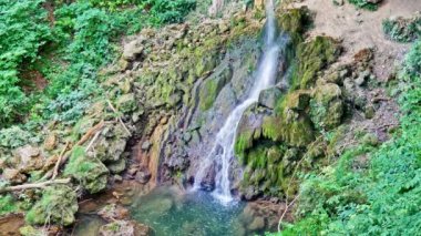 Lillafured, Macaristan 'da bir yaz günü su duvarı manzarası.