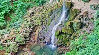 Lillafured, Macaristan 'da bir yaz günü su duvarı manzarası.