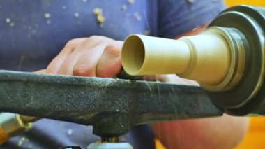 Ağacı odun çeviriciyle şekillendirirken bir marangoza bakın.