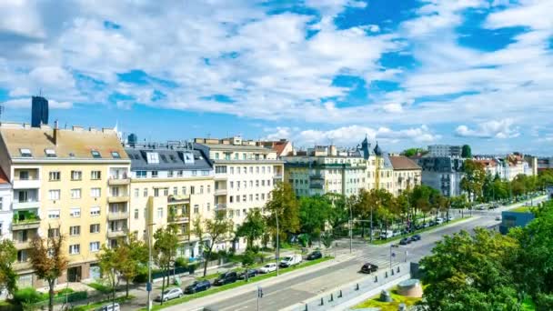 WIEDEŃ, AUSTRIA - 24 sierpnia 2020: Upływ czasu na ruchliwych ulicach Wiednia, Austria w letni poranek. — Wideo stockowe