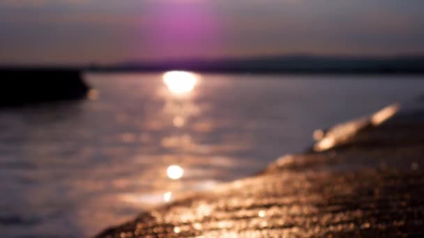 A Velence-tó homályos bokeh jelenete a nyári naplementében Magyarországon