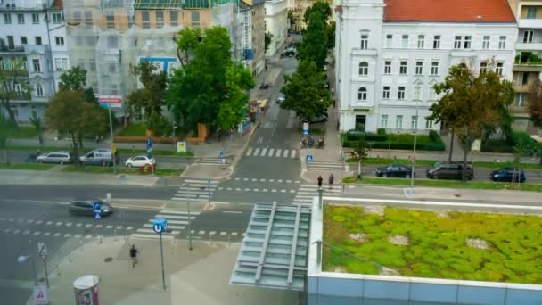 VIENNE, AUTRICHE - 24 AOÛT 2020 : Temps libre dans les rues animées de Vienne, Autriche, un matin d'été. — Video