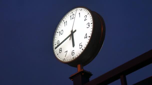 Pohled na vlakové nádraží hodiny v noci, jak sekundy míjejí. — Stock video