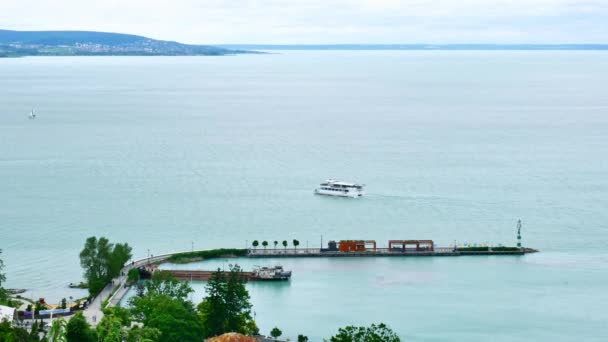 Vista aérea de los barcos y el lago Balaton desde Tihany, Hungría. — Vídeos de Stock