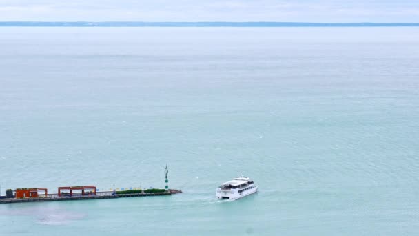 Vista aérea de los barcos y el lago Balaton desde Tihany, Hungría. — Vídeos de Stock